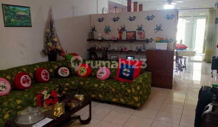 Rumah Bagus Nyaman Terawat di Kota Baru Parahyangan Cluster Larang Tapa