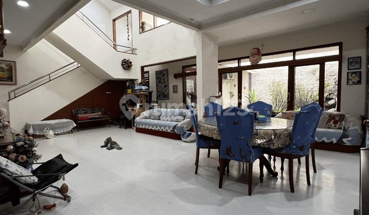 Rumah 2 Lantai Semi Furnished Terawat Lokasi Bagus di Batununggal Indah