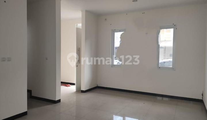 For Rent: Well-Maintained 2-Story House in Strategic Cluster at Taman Kopo Indah 5, Bandung