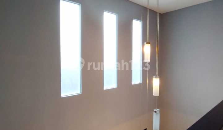 Dijual Rumah Asri Bagus 2 Lantai Lingkungan Nyaman Siap Huni di Singgasana Pradana Bandung 2