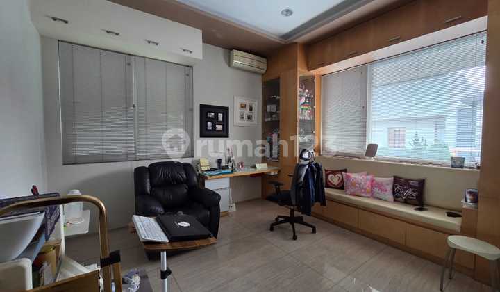 RUMAH EKSLUSIF 3 LANTAI SEMI FURNISHED NYAMAN SIAP HUNI DI SINGGASANA PRADANA BANDUNG 2