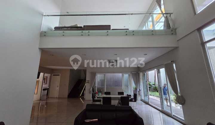 RUMAH EKSLUSIF 3 LANTAI SEMI FURNISHED NYAMAN SIAP HUNI DI SINGGASANA PRADANA BANDUNG