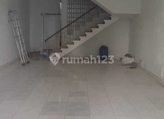 RUKO 3 LANTAI LOKASI RAMAI STRATEGIS SIAP PAKAI DI SINGGASANA BANDUNG