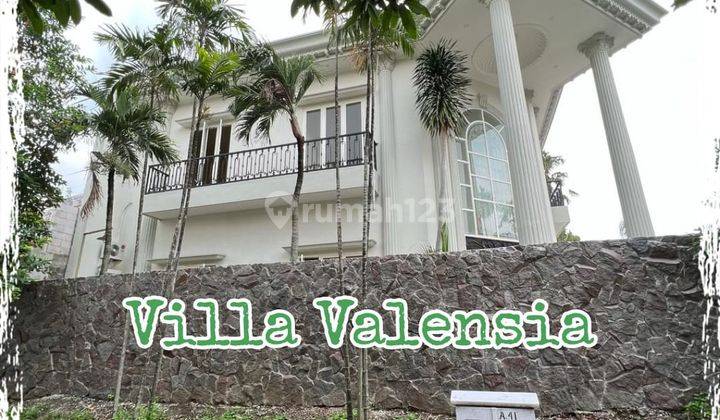 Rumah Pakuwon Indah Villa Valensia American Classic Dekat Pakuwon Mall 2