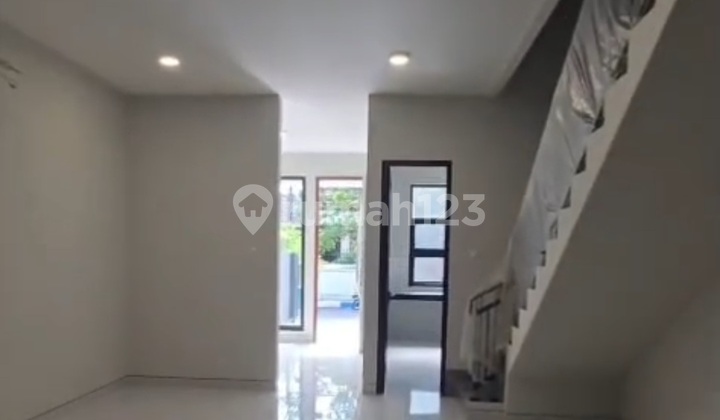 Dijual Rumah Baru Jalan Baruk - Kedung Baruk - Rungkut Surabaya Timur - Spesial Row Jalan Lebar 3,5 Mobil - Kamar Tidur 4 Plus 1 - Carport Masuk 2 Mobil Dekat Raya Merr, Galaxy Mall 2