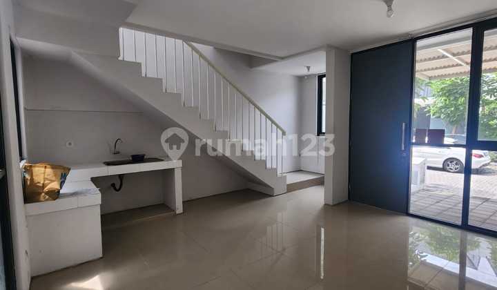 Cheap For Rent Royal Residence Oakwood Wiyung Surabaya House - Modern 2 Bedroom Residence Near Pakuwon Mall, Citraland, Petra 1 High School 2