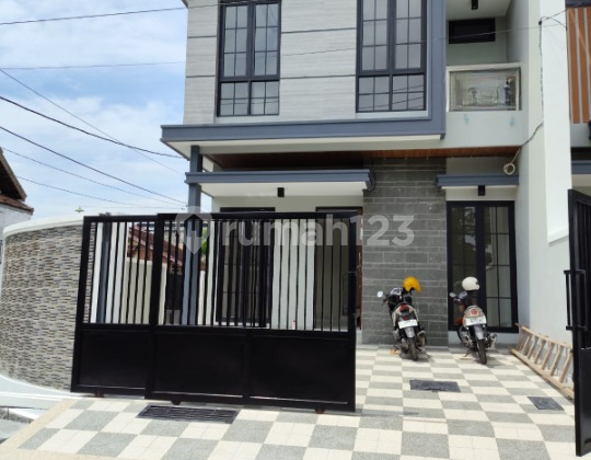 Rumah Baru Gress Minimalis Kontemporer di Baruk Utara Selangkah ke Raya Merr dan Rungkut