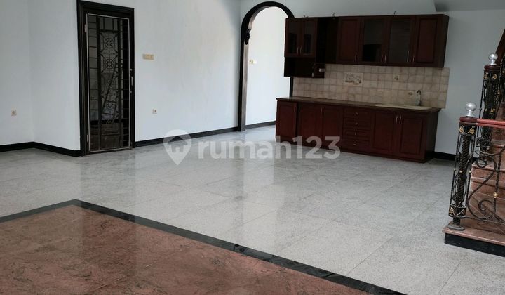 2-Storey Ready-to-Occupy House in the Front Cluster of Pakuwon City Surabaya 2-Storey Ready-to-Occupy House in the Front Cluster of Pakuwon City Surabaya