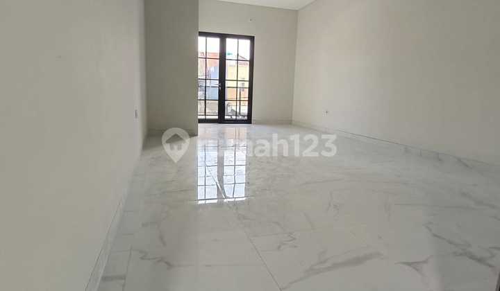 Ready-to-Occupy House in Lebak Surabaya with Carport for 2 Cars 2