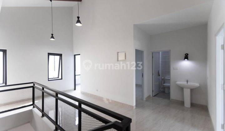 Rumah 2 Lantai Bagus Murah SHM di Flamboyan Alsut 2