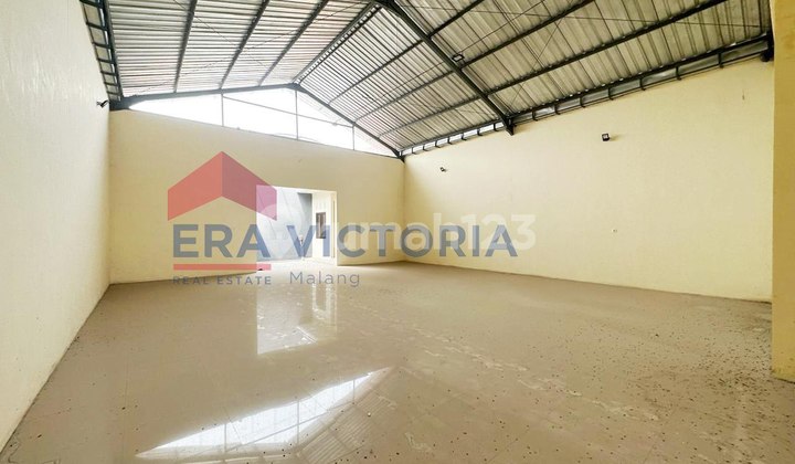 Ready-to-Use Rented Shophouse Near Pakis Market High Ceiling 2