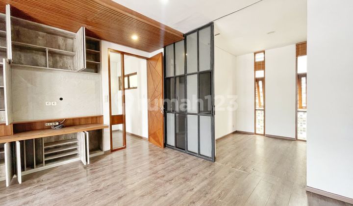 Ready-to-Live House in Discovery Bintaro, Flood-Free, Close to the Toll Road