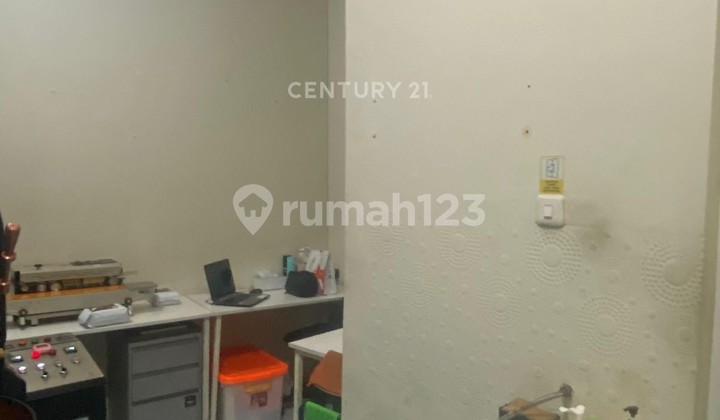 Well-Maintained 3-Story Shophouse Near Klender Station, East Jakarta AY15475 2