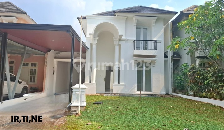 Good, cheap, 2-story house for living in a tourist city, land area 200, building area 200. 2