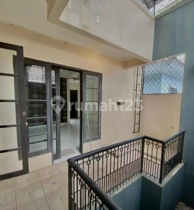 Sell cheap minimalist 2-story house in Legenda Wisata, land area 128 m², building area 200 m² 2