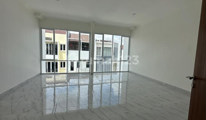 Rumah Janur Kuning Brand New 3 Lantai, Bebas Banji,R Kelapa Gading, Jakarta Utara