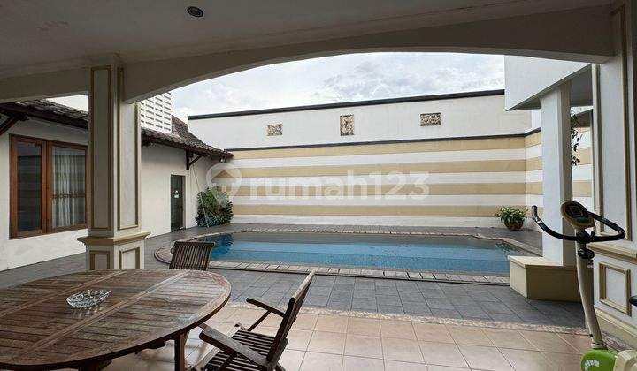Rumah Mewah di Mampang, Jakarta Selatan - Semi Furnished