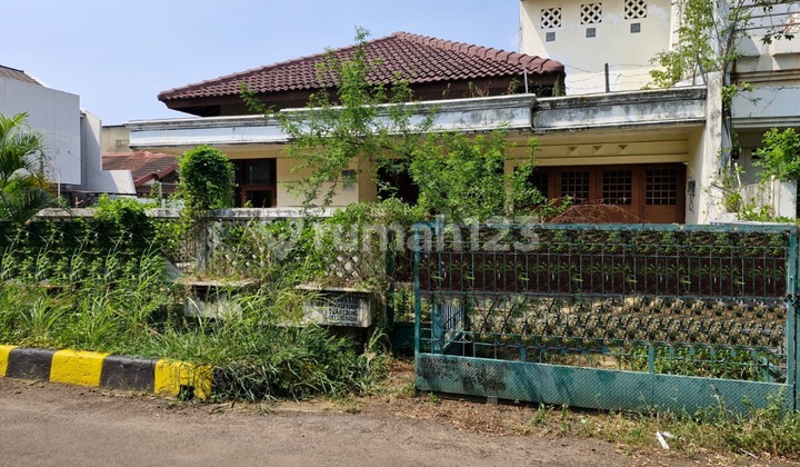 Rumah Hoek 1.5 Lantai di Interon Kebon Jeruk