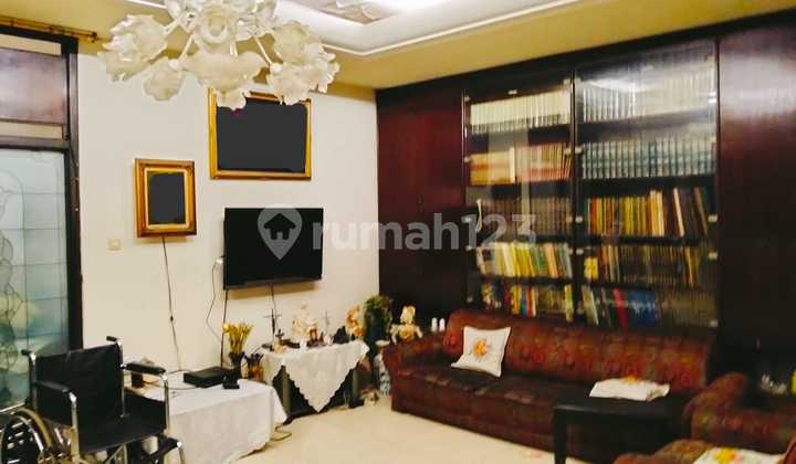 Rumah 305 m2 di Rawamangun, Harga Nego!
