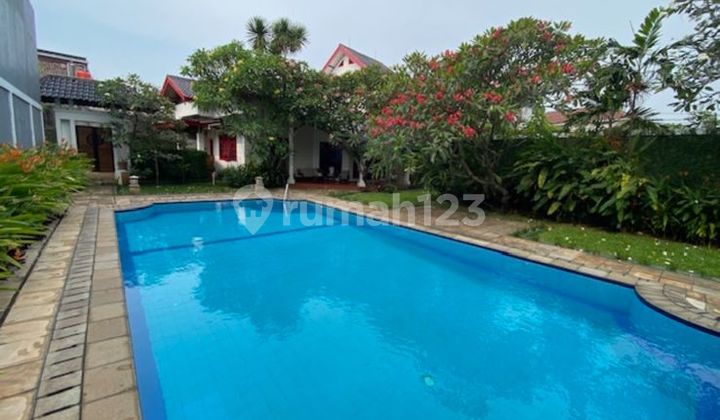 Rumah Bagus di Condet, Jakarta Timur - Ada Taman dan Kolam Renang