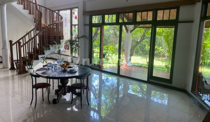 Rumah Bagus di Condet, Jakarta Timur - Ada Taman dan Kolam Renang 2
