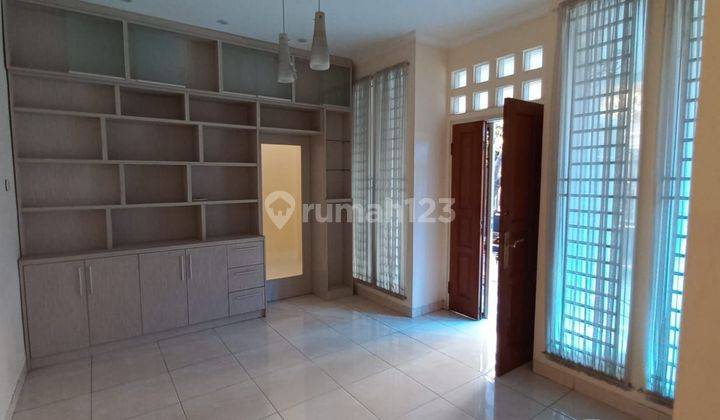 2 Lantai, Bebas Banjir, Luas Tanah 187m², Rumah di Kelapa Gading 1