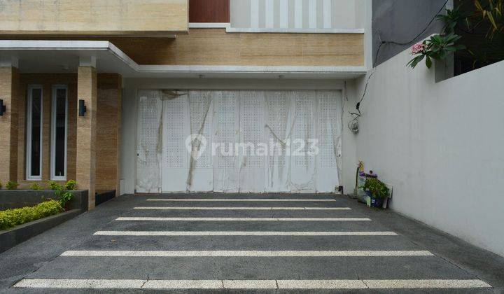 Ada Kolam Renang, 2 Lantai + 1 Basement, Siap Huni, Luas Tanah 465m², Rumah Di Kemang 2