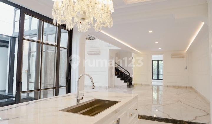 Rumah Mewah di Kelapa Gading, Luas Tanah 312 M², Model American Classic