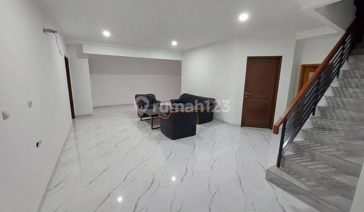 Gading Kirana, Ada Kitchen Set, Luas Tanah 187m², Rumah Di Kelapa Gading 1