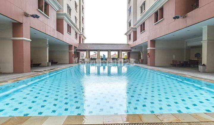 kolam renang apartemen mediterania gajah mada full