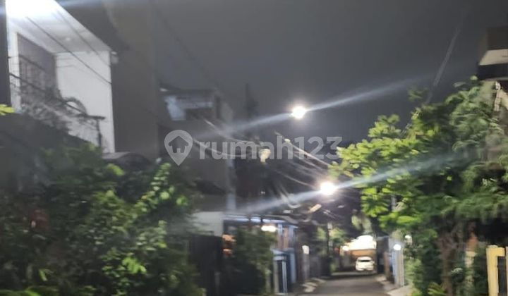 Rumah Lokasi nyaman,  jalan 2 Mobil di puri indah block D 2