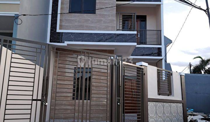 Dijual Rumah di Boulevard Hijau 1