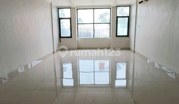 3-STORY SHOPHOUSE FACING THE LARGEST AND BUSIEST BOULEVARD IN GADING SERPONG. BUILDING AREA 255 M2. 2