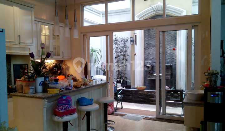 Rumah bagus semi furnished 31/2 lantai di perumahan daan mogot baru