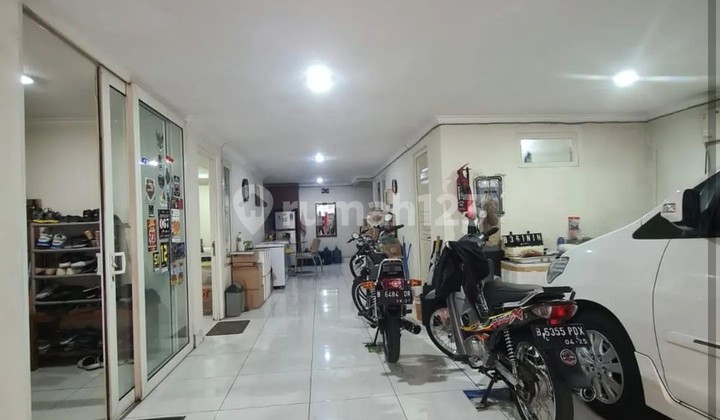 Rumah bagus semi furnished 31/2 lantai di perumahan daan mogot baru 2