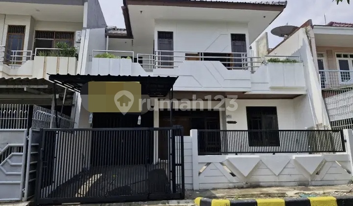 Hitung Tanah ! Rumah 2 Lantai Di Taman Kebon Jeruk Intercon, Jakarta Barat