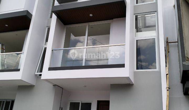 DIJUAL Rumah 3 Lantai BRAND NEW di Taman Surya, Jakarta Barat 1