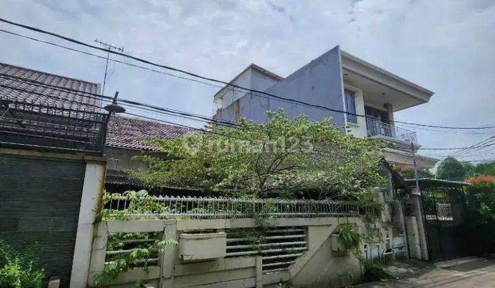 Rumah Tua Hitung tanah di Taman Ratu Indah, JakBar
 2