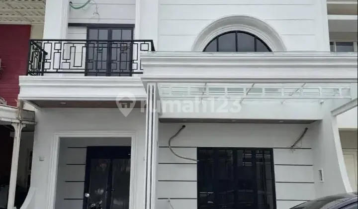Rumah 3,5 Lantai di Golf Lake Residence, Jakarta Barat