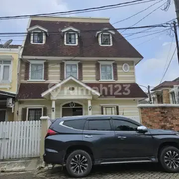 Hot Listing! 3-Story Corner House in Mutiara Taman Palem, West Jakarta 2