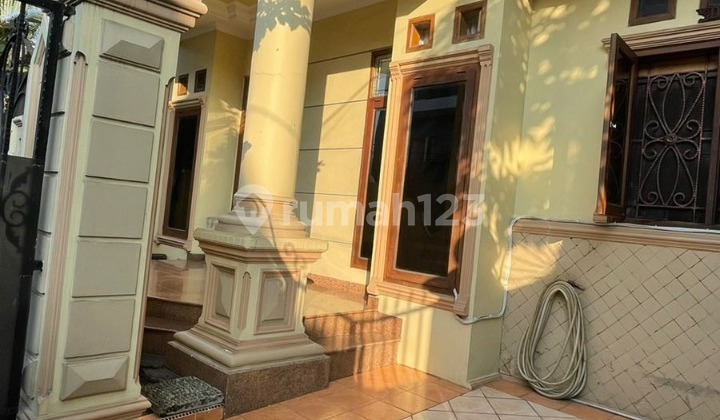 Termurah ! Rumah Hoek Mewah 2,5 Lantai Di Taman Palem Lestari, Jak-bar