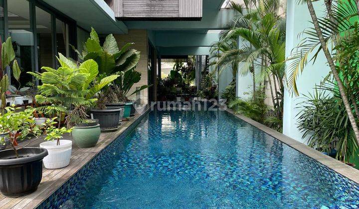 Rumah MEWAH Simprug Golf Senayan. Luas 680m. 3lt. Pool. Semi Furnish. 1