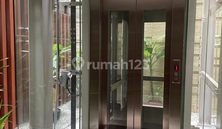 Rumah MEWAH Simprug Golf Senayan. Luas 680m. 3lt. Pool. Semi Furnish. 2