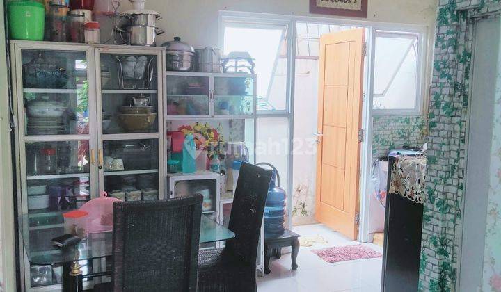 ruang makan rumah asri di cempaka residence