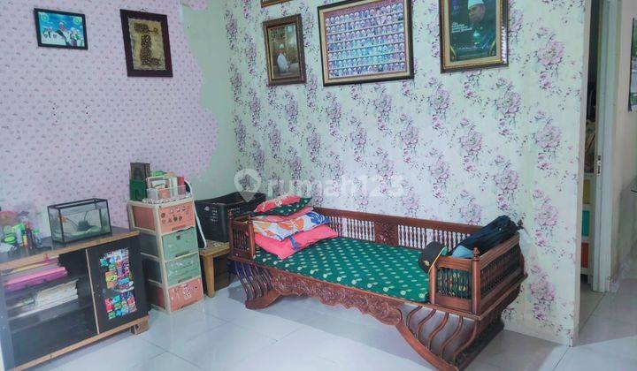 ruang tamu rumah asri di cempaka residence