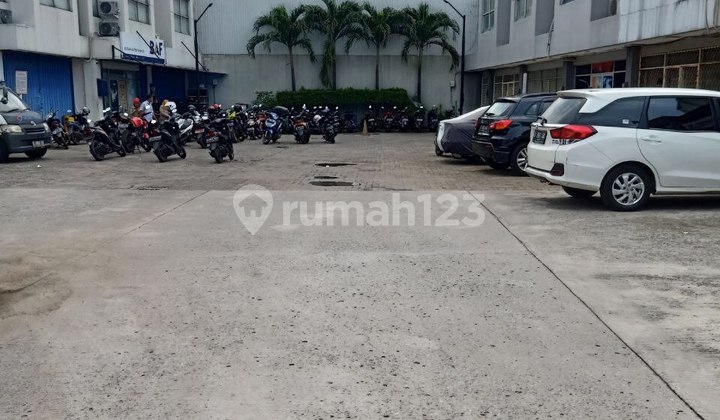 2.5-Story Shophouse Fully Furnished Strategic Location in Jati Waringin 2