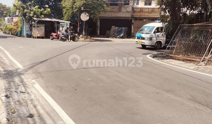 Affordable 3-Story Shop House on Main Road, Strategic Location in Kebon Jeruk, West Jakarta 2