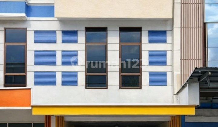 Affordable 3-Story Shop House on Main Road, Strategic Location in Kebon Jeruk, West Jakarta 1