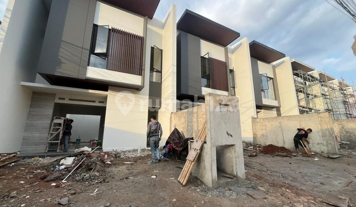 Rumah Minimalis Modern Berkualitas Akses 2 Mobil Bebas Banjir