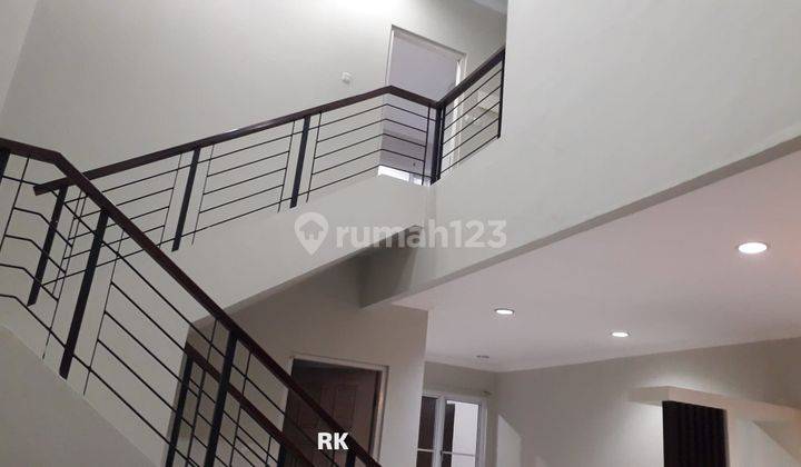 Dijual Rumah Cantik 2 Lantai, Area Nyaman Dan Asri 1